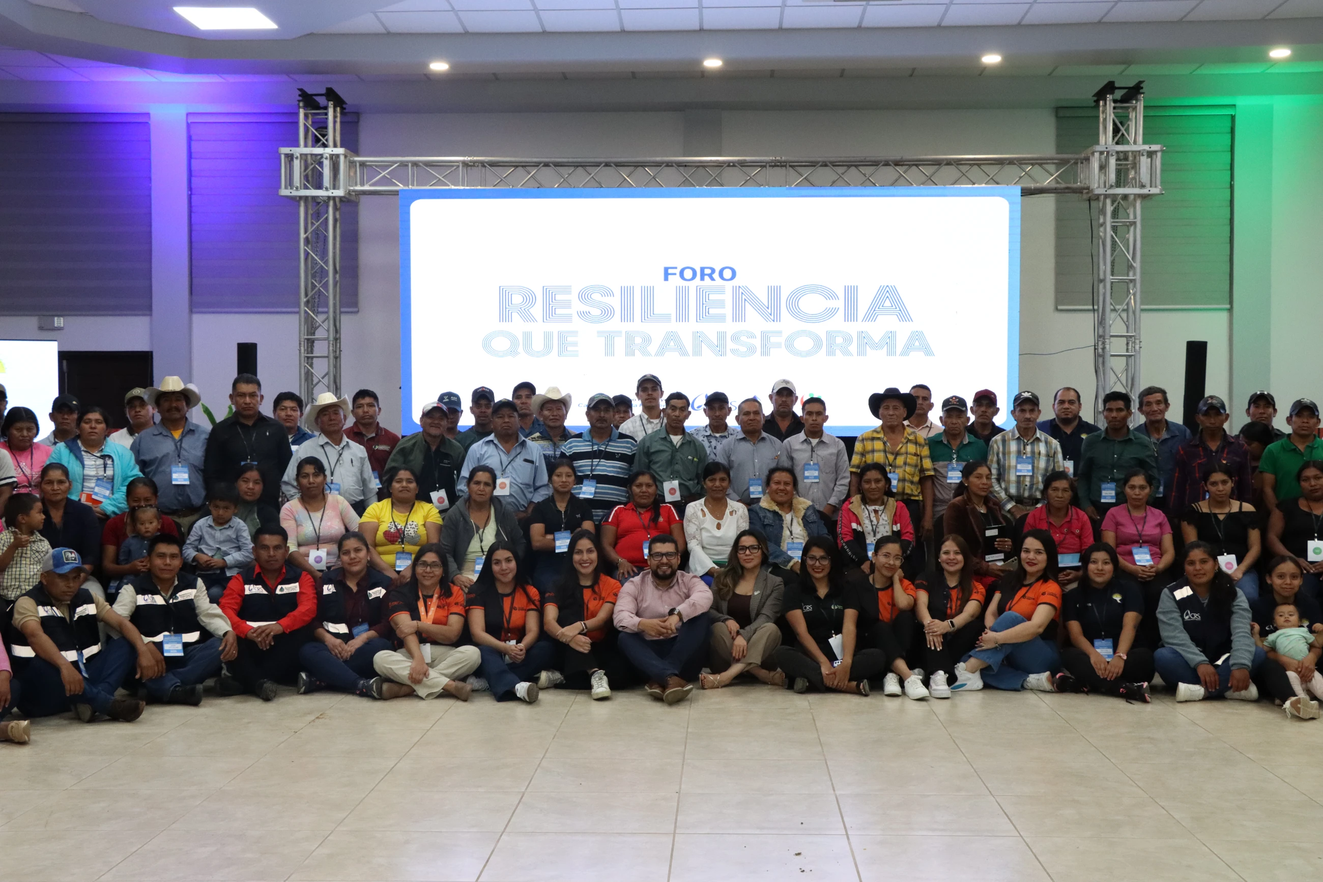 Participantes del foro Resiliencia que Transforma