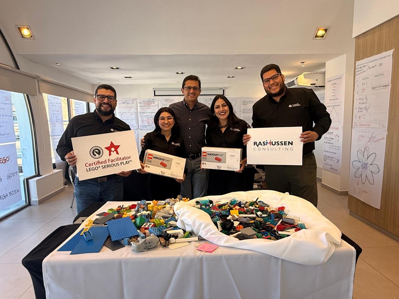 Participantes durante la certificación LEGO Serious Play