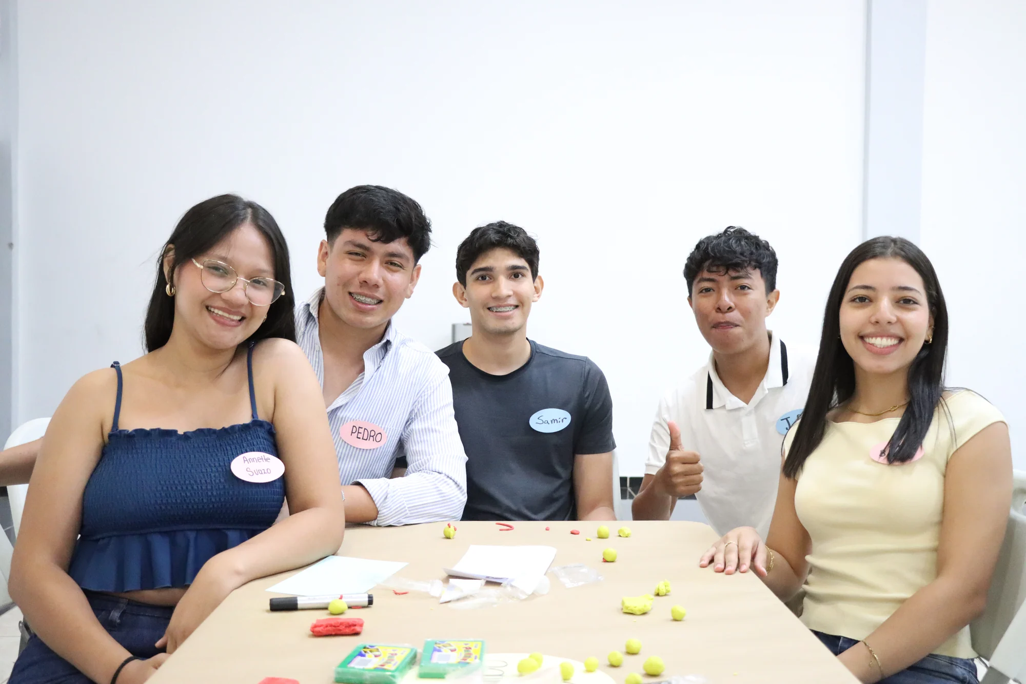 Participantes del Taller UNAH comparten sus construcciones y aprendizajes en equipo.