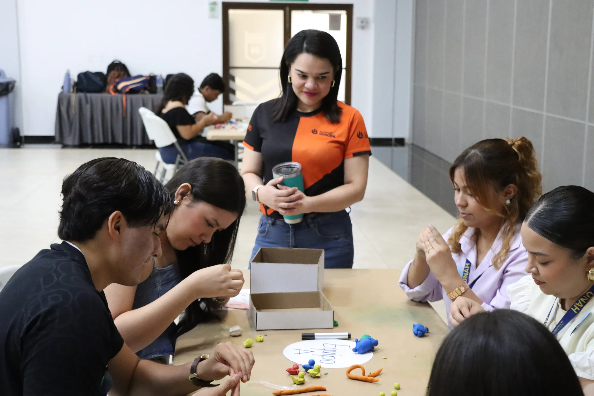Acompañamiento de una facilitadora durante el trabajo grupal del Taller UNAH.