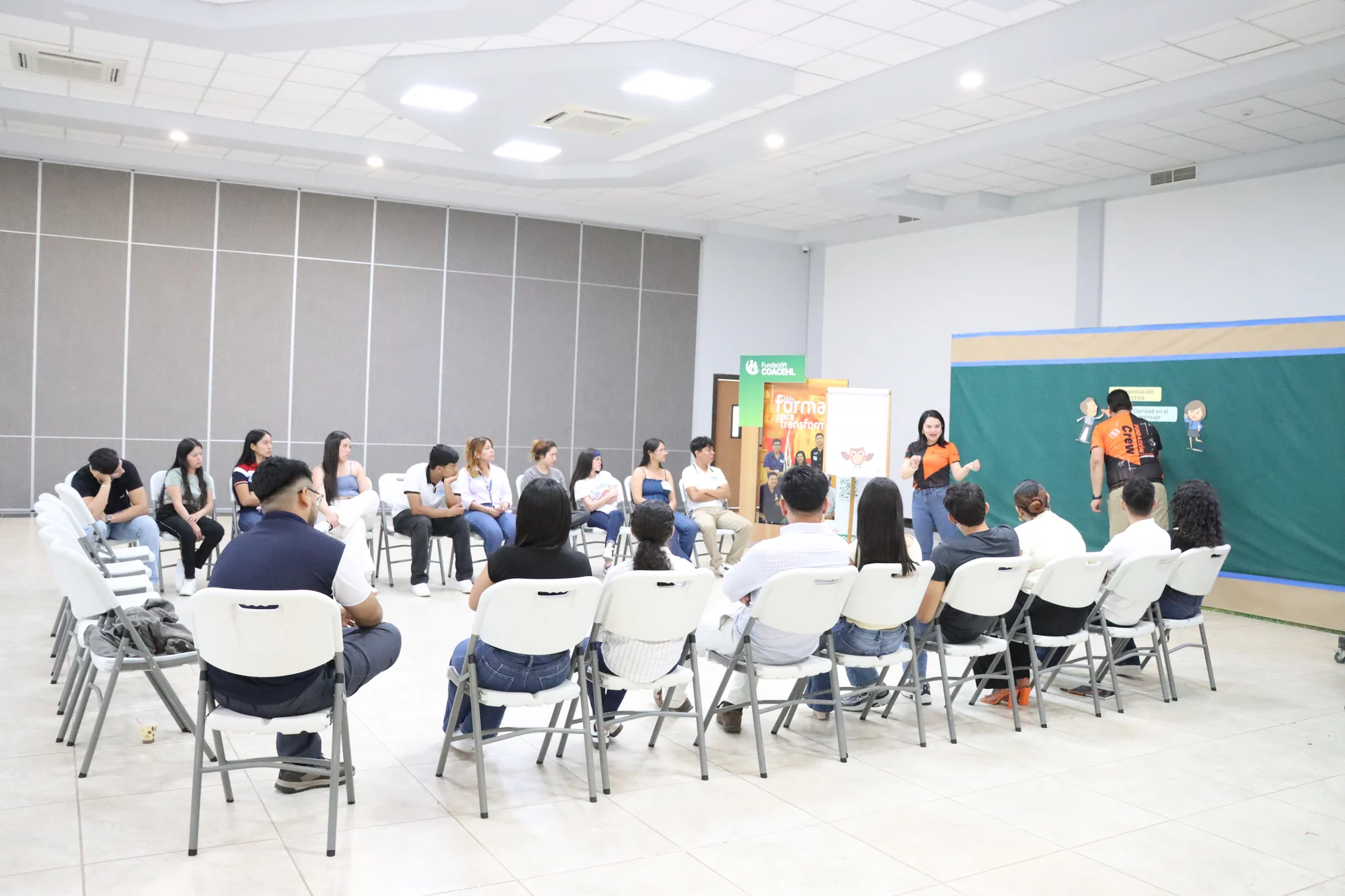 Sesión de formación con estudiantes reunidos en círculo en CEDEFOES.