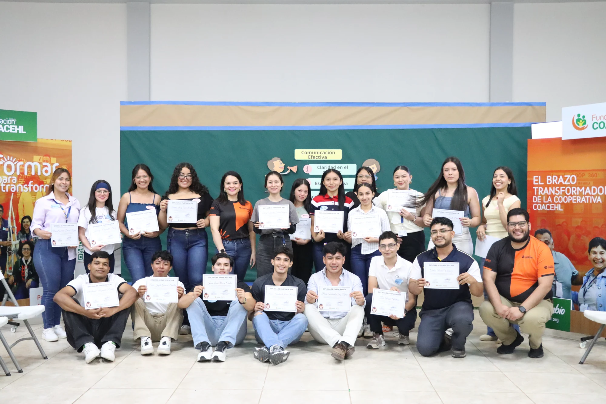 Participantes del Taller UNAH reunidos con sus reconocimientos.
