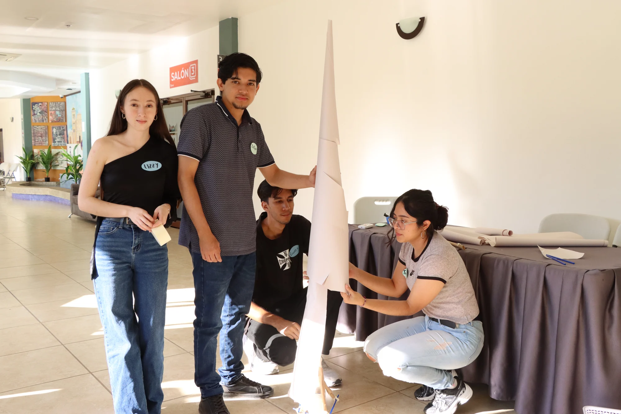 Estudiantes colaboran en un reto práctico de construcción durante el Taller UNAH.