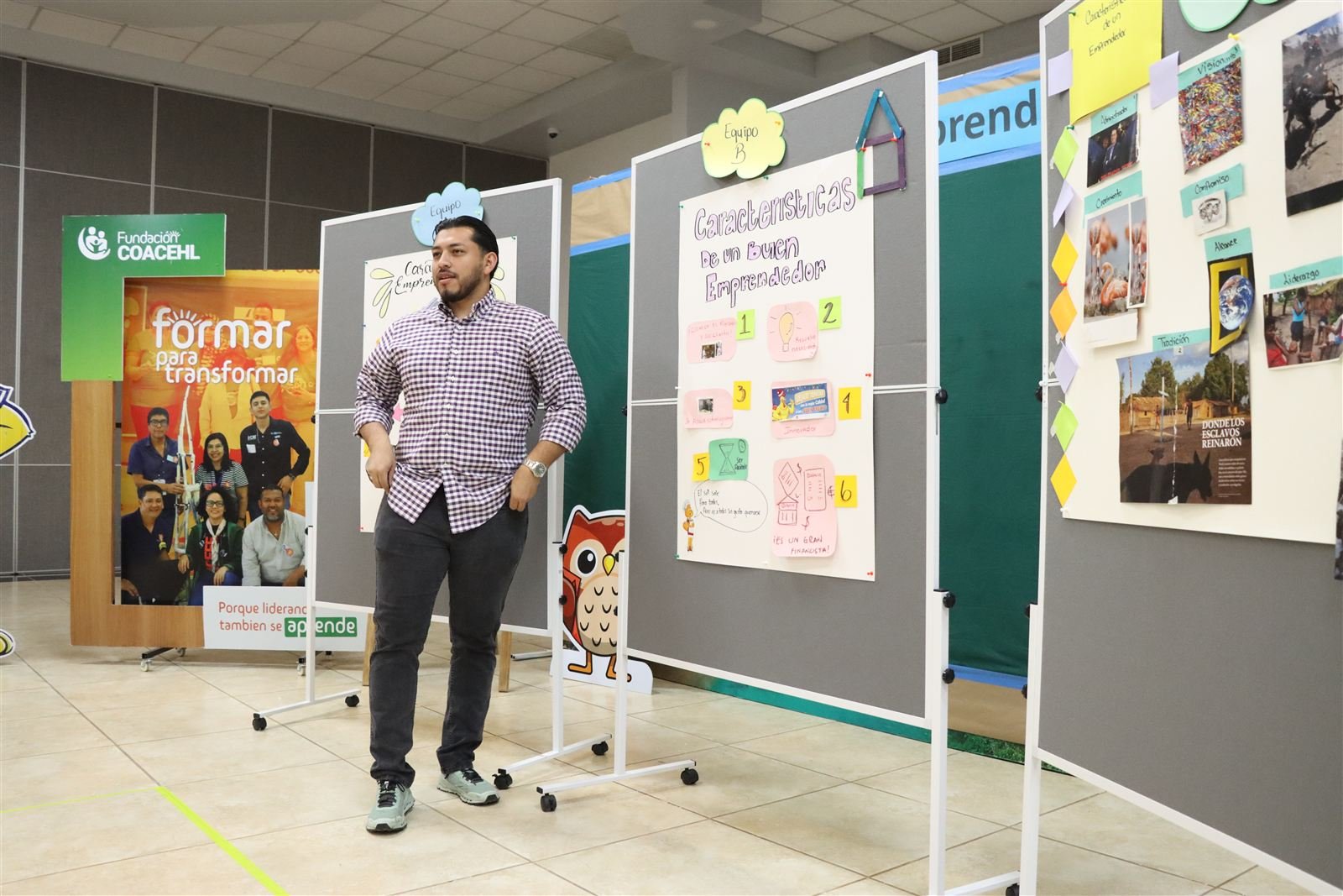 Un emprendedor presenta su propuesta.