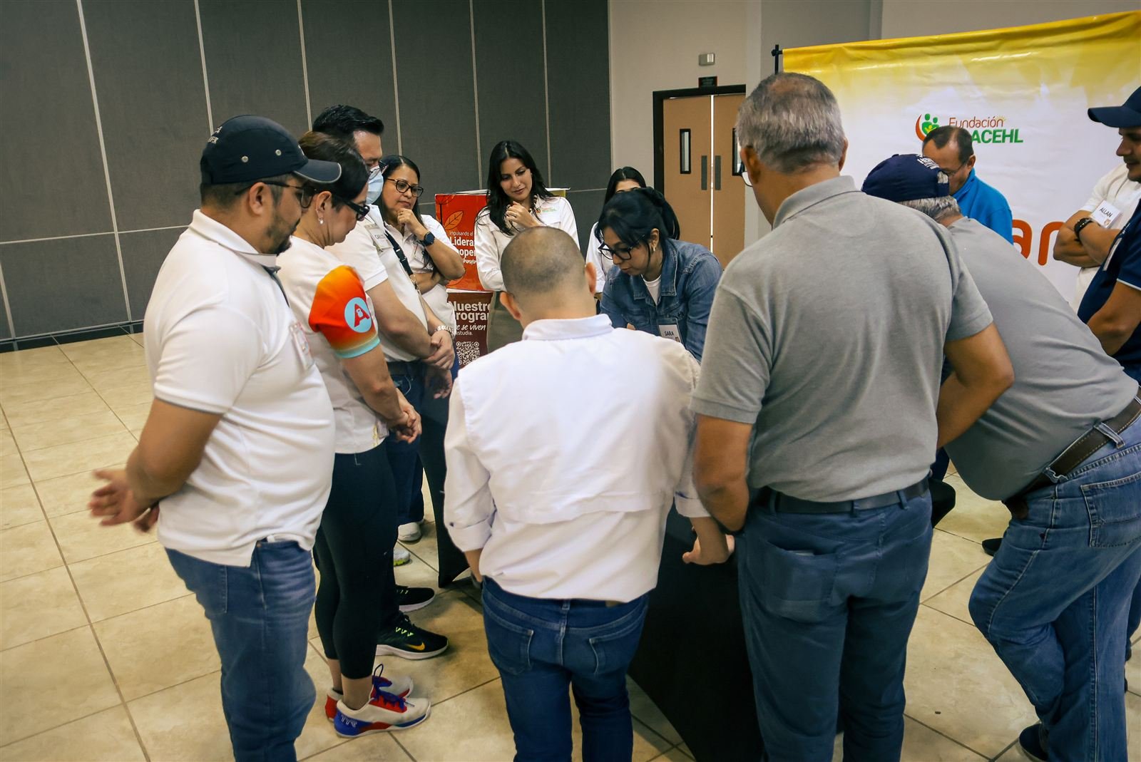 Los participantes comparten sus modelos.