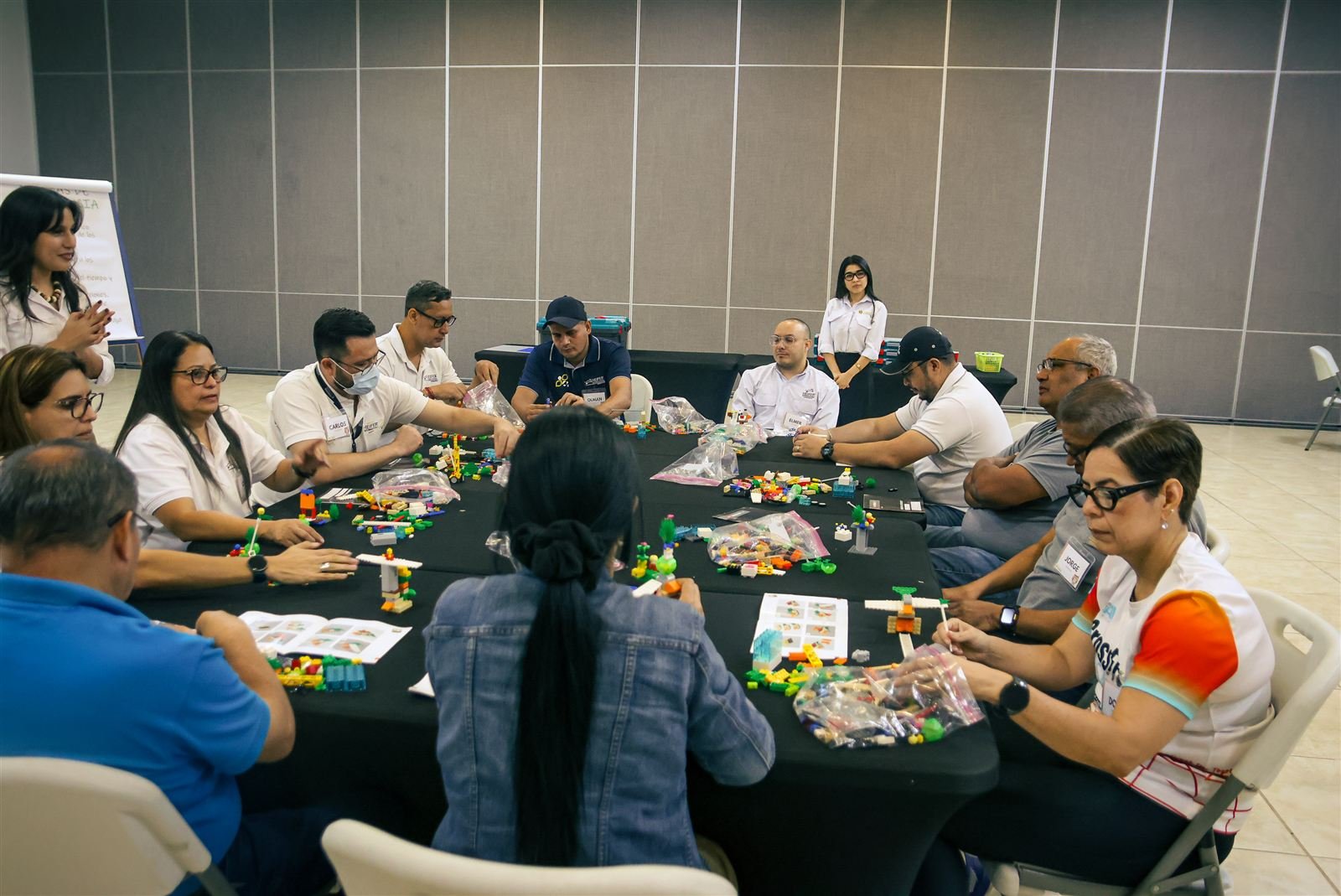 Equipo en un taller LEGO® SERIOUS PLAY®.