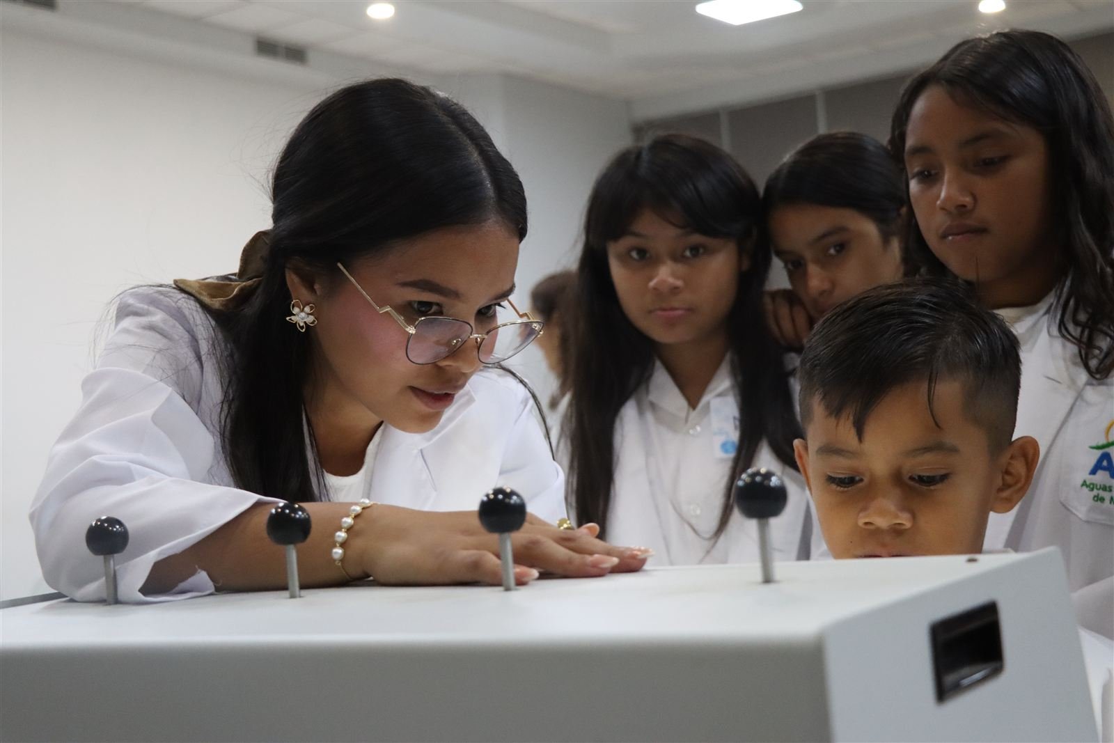 Estudiantes descubren con apoyo docente.